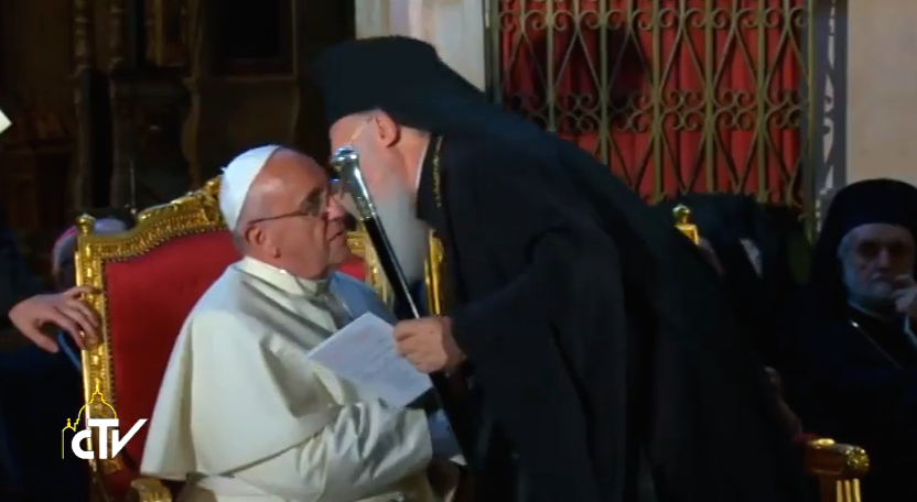ΒΙΝΤΕΟ-Ο Πάπας Φραγκίσκος φίλησε το χέρι του Βαρθολομαίου
