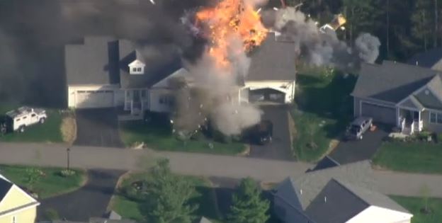 ΒΙΝΤΕΟ-Σπίτι εκρήγνυται μετά από πυροβολισμούς