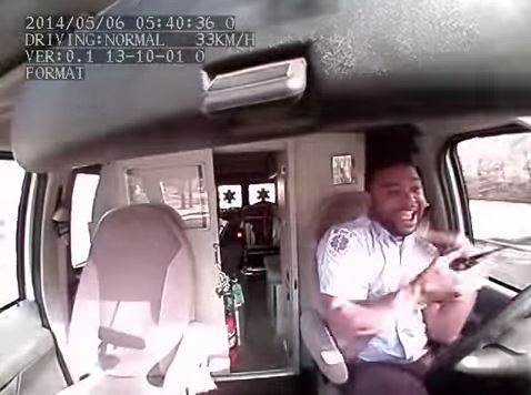 ΒΙΝΤΕΟ-Χορεύει στο ασθενοφόρο