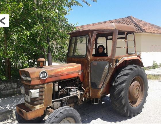 ΦΩΤΟ-Σούπερ γιαγιά πήγε να ψηφίσει με το …τρακτέρ