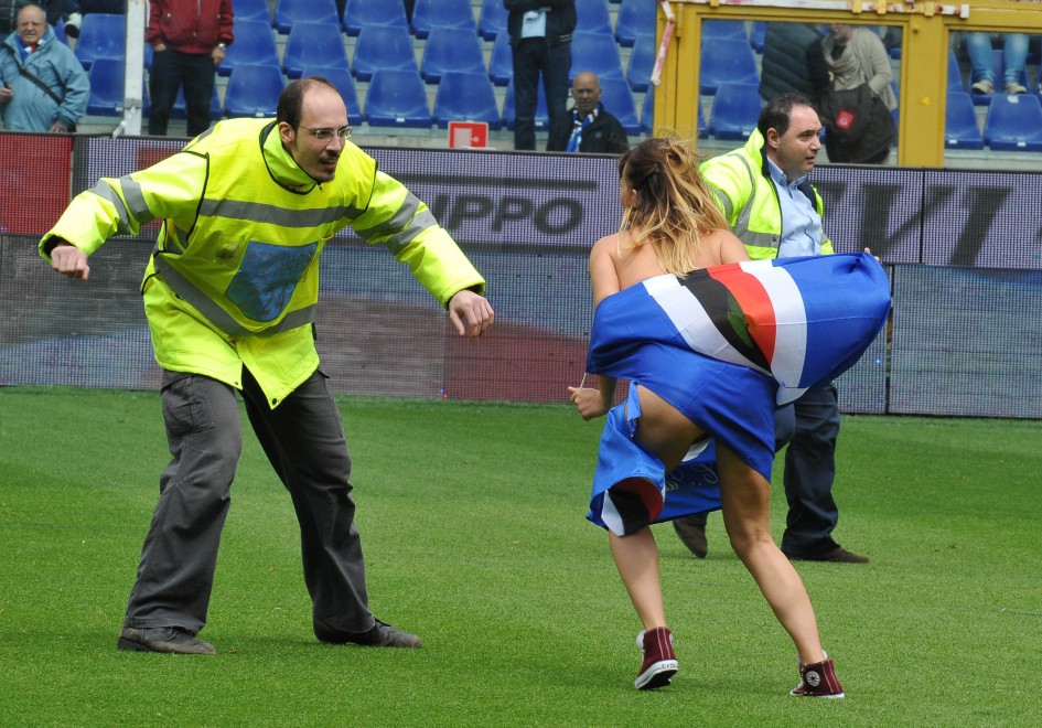 ΦΩΤΟ-Σέξι… εισβολή στον αγωνιστικό χώρο