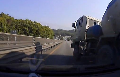 ΒΙΝΤΕΟ-Επιδέξιος οδηγός νταλίκας!