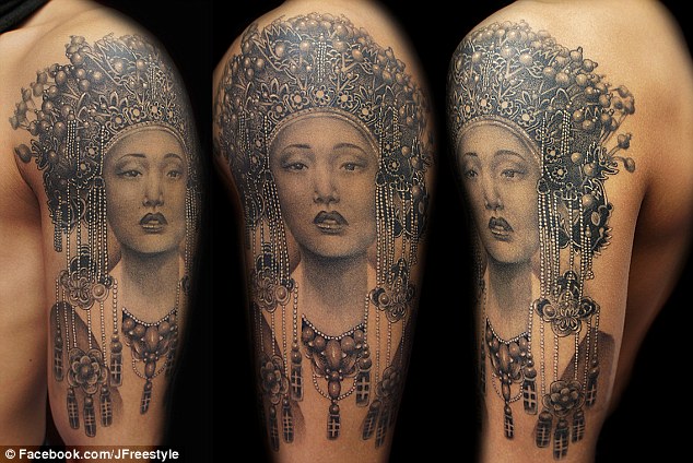 ΦΩΤΟ-Καλλιτέχνης του τατουάζ μετατρέπει το σώμα σε καμβά