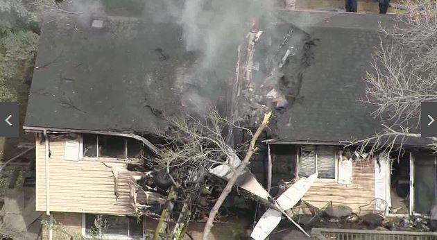 ΦΩΤΟ-Αεροπλάνο έπεσε σε σπίτι