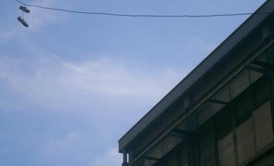 ΦΩΤΟ-Τους πέταξε τα… παπούτσια πριν την κάλπη