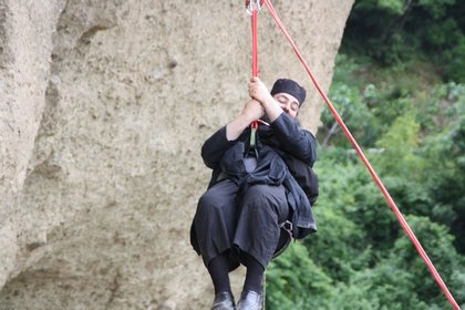 Μοναχοί σκαρφάλωσαν στα Μετέωρα για μια λειτουργία