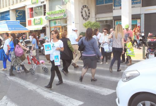 ΦΩΤΟ-Πεζοί… κρεμάστρες
