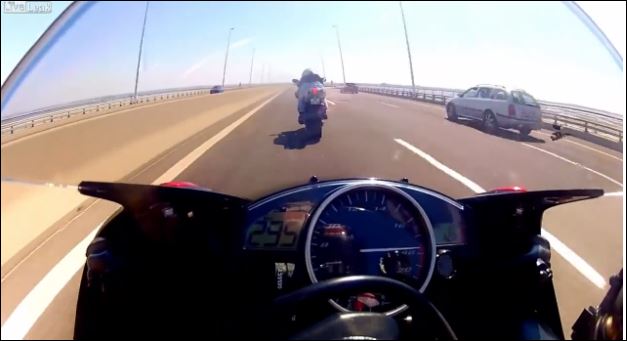 ΒΙΝΤΕΟ-Κόντρα στους δύο τροχούς με 295 χιλιόμετρα