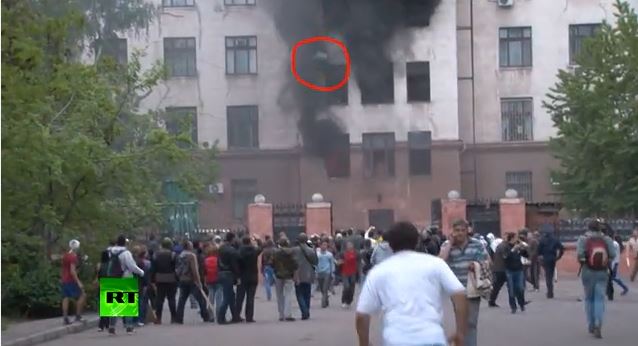 ΒΙΝΤΕΟ-ΣΟΚ:Πήδαγαν από τα παράθυρα για να γλυτώσουν