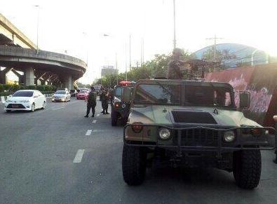 ΦΩΤΟ-Ταϋλάνδη: Οι στρατιώτες στους δρόμους