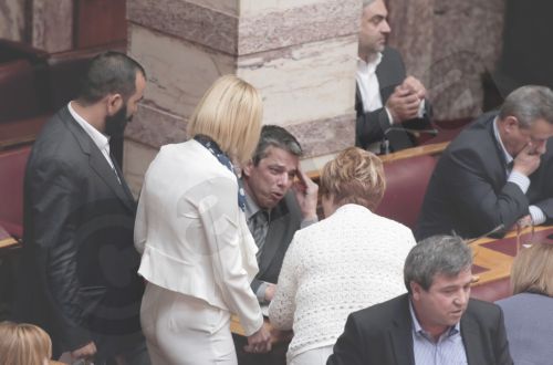 ΦΩΤΟ-Οι βουλευτές που παρηγόρησαν τον Μπούκουρα