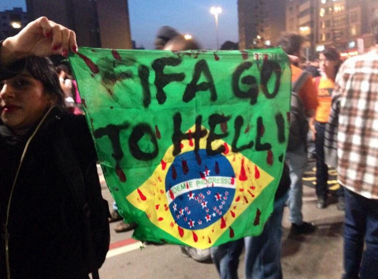 ΦΩΤΟ-Διαδηλώσεις στη Βραζιλία με φόντο το Μουντιάλ