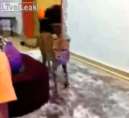 ΒΙΝΤΕΟ-Αγοράκι παίζει κρυφτό με λεοπάρδαλη