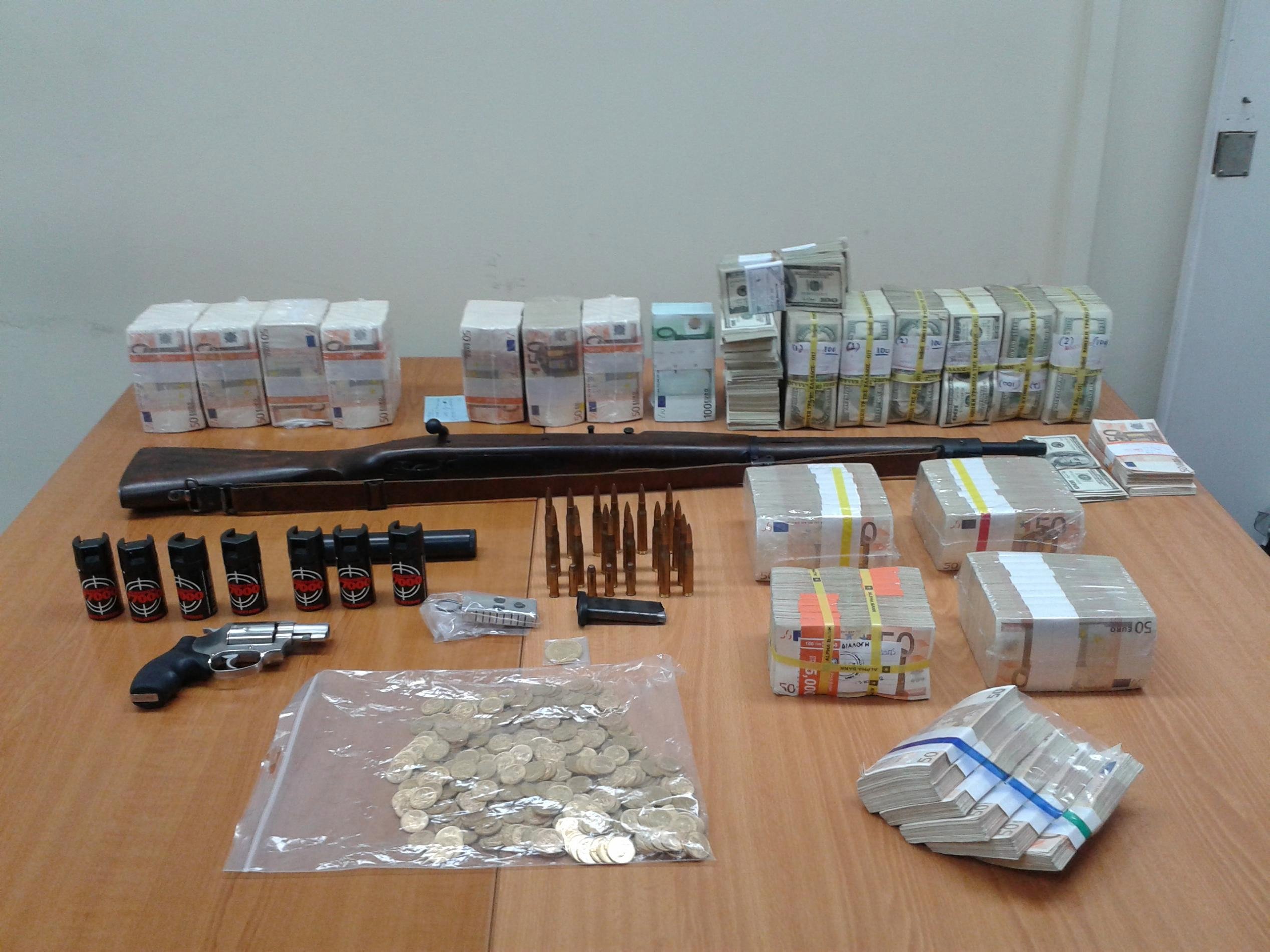 ΦΩΤΟ-Αντί να τα ανακυκλώσει, τα πουλούσε