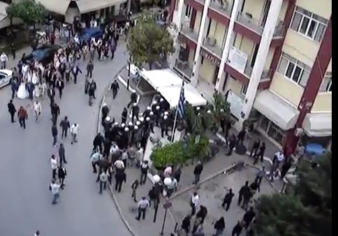 ΒΙΝΤΕΟ-Η νυφική πομπή, τα ΜΑΤ και οι αντιφασίστες