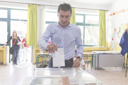 ΦΩΤΟ-Στην κάλπη με τον γιο του ο Ζαγοράκης