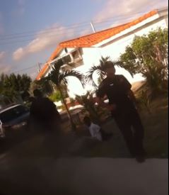 ΒΙΝΤΕΟ-Αστυνομικός κλωτσάει έναν… 13χρονο !