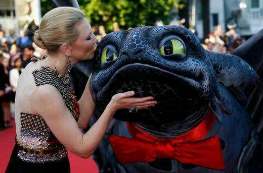 ΦΩΤΟ-Ο δράκος που “έκαψε” τις Κάννες