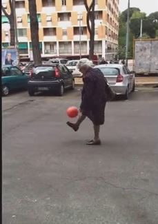 ΒΙΝΤΕΟ-Η γιαγιά “Ρονάλντο” που σαρώνει το διαδίκτυο