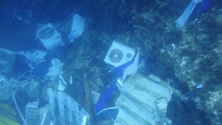 ΦΩΤΟ-Ο βυθός από το ναυάγιο στη Μύκονο