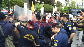 ΦΩΤΟ-Ένταση έξω από το Υπ. Διοικητικής Μεταρρύθμισης