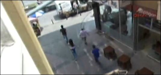 ΒΙΝΤΕΟ-Τρέχουν μακριά από τα κτίρια στο Τσανάκαλε