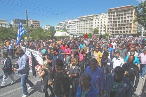ΦΩΤΟ-Διαμαρτυρία παραγωγών και πωλητών λαϊκών αγορών στη Βουλή