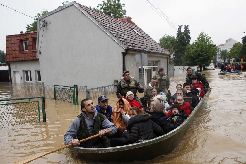 Σερβία: Πάνω από 25.000 εγκατέλειψαν τα σπίτια τους