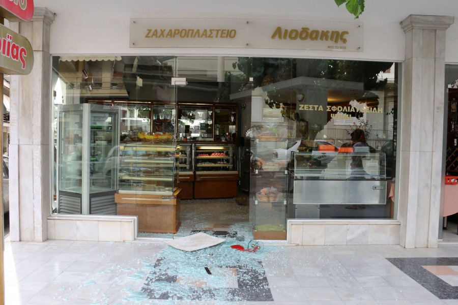 ΦΩΤΟ-Διέρρηξαν ζαχαροπλαστείο με «βράχο»