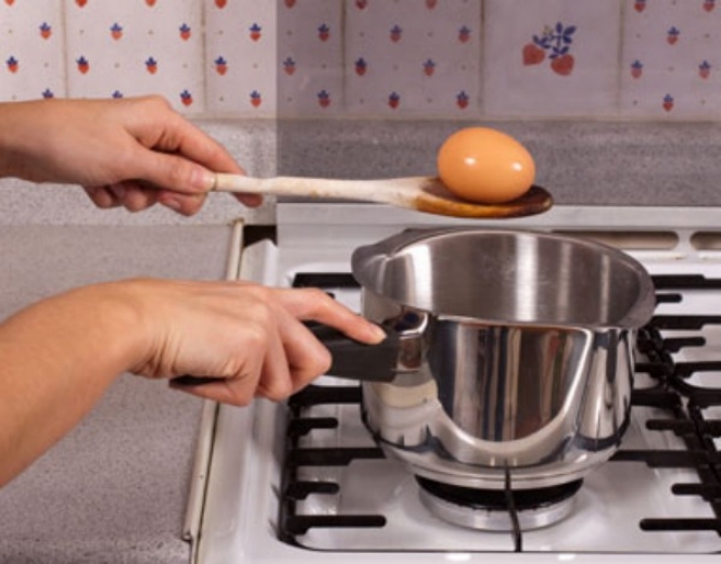 Πώς μπορώ να βράσω αυγά χωρίς να σπάνε;