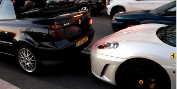 86χρονη τράκαρε 11 αυτοκίνητα προσπαθώντας να ξεπαρκάρει