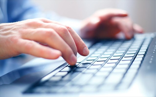 Κατηγορείται για πορνογραφία ανηλίκων μέσω διαδικτύου