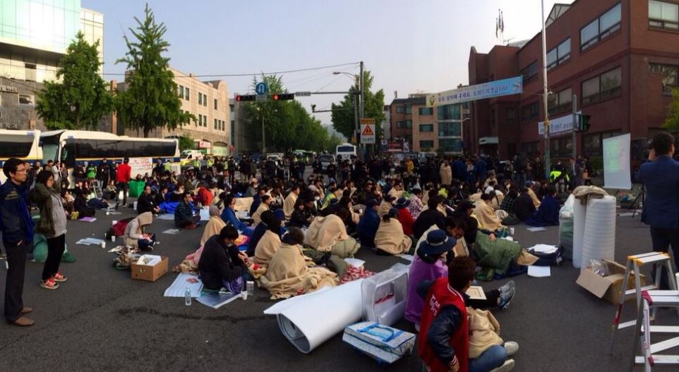 ΦΩΤΟ-Πορεία διαμαρτυρίας από τους γονείς των θυμάτων στο ναυάγιο