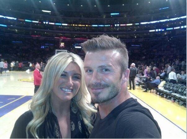 ΦΩΤΟ-Ποια είναι η ξανθιά καλλονή που εύχεται χρόνια πολλά στον Μπέκαμ;