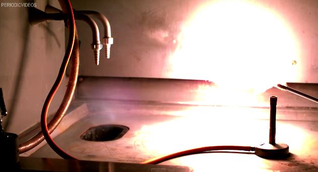 ΒΙΝΤΕΟ-Ανάφλεξη σκόνης αλουμινίου σε αργή κίνηση