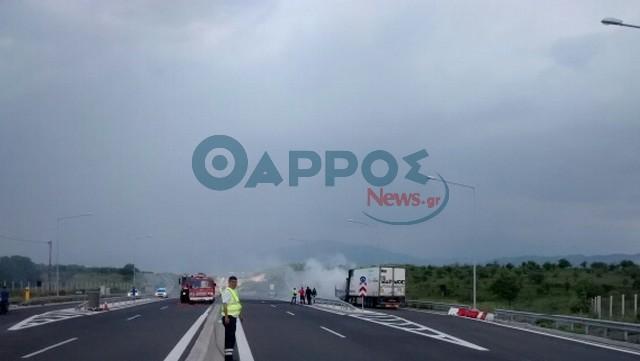 ΦΩΤΟ-Φωτιά σε φορτηγό. Έκλεισε η Ε.Ο Καλαμάτας-Τριπόλεως