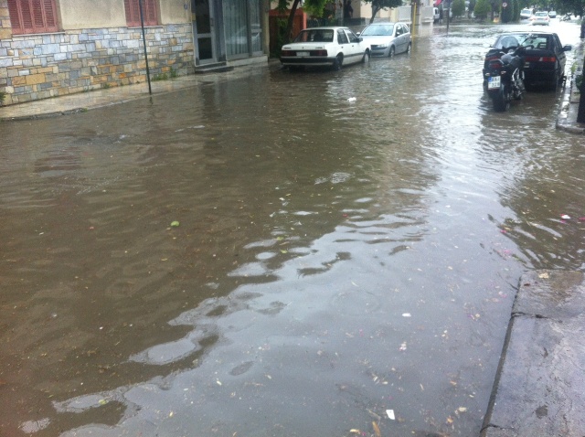 ΦΩΤΟ-Πλημμύρισαν οι δρόμοι στο Βόλο