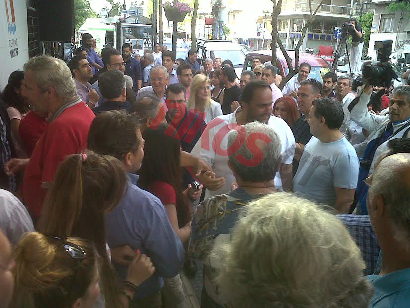 ΦΩΤΟ-Ο Μαρινάκης στο εκλογικό κέντρο του Μώραλη