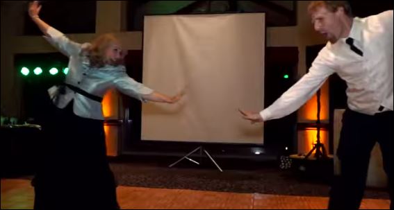 Μαμά τα «σπάει» στο γάμο του γιου της