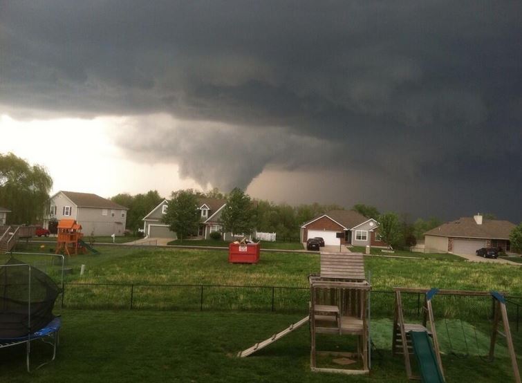 ΦΩΤΟ-ΒΙΝΤΕΟ-Ο ανεμοστρόβιλος σάρωσε το Μιζούρι