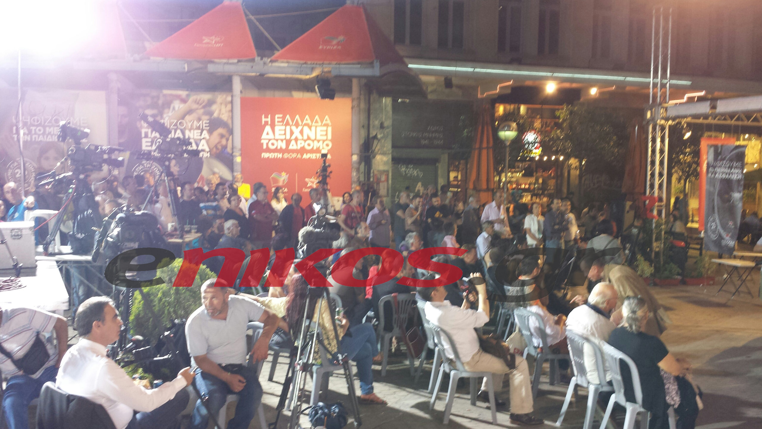 ΦΩΤΟ-Ο κόσμος στο εκλογικό κέντρο της Δούρου