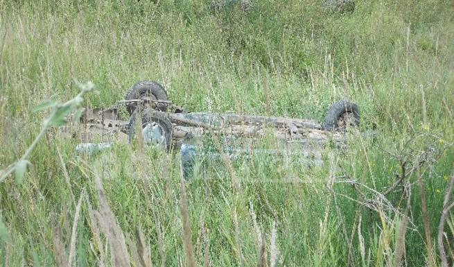 ΦΩΤΟ-Αγροτικό έπεσε σε γκρεμό 25 μέτρων