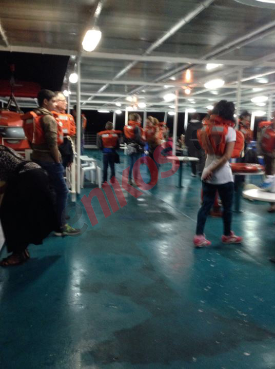 ΦΩΤΟ-Με σωσίβια οι επιβάτες στα καταστρώματα