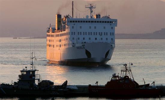 ΤΩΡΑ-Προσάραξε το πλοίο “Πρέβελης” με 190 επιβάτες στη νησίδα Ασπρονήσι Θήρας