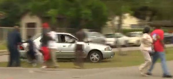 ΒΙΝΤΕΟ-Οδηγός προσπαθεί να πατήσει πεζούς σε τόπο εγκλήματος