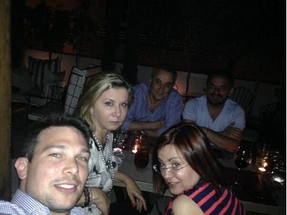 ΦΩΤΟ-Η selfie της υπουργού σε μπαράκι με τη Σπυράκη