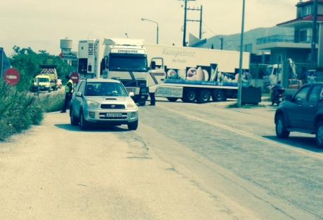 Δίπλωσε νταλίκα στην Παλιά Εθνική Οδό Πατρών- Κορίνθου