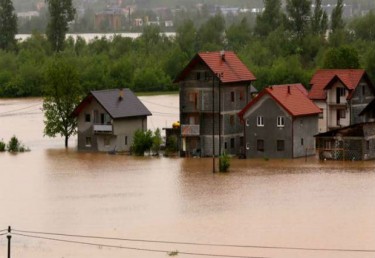 Οι πλημμύρες άφησαν 80.000 άστεγους