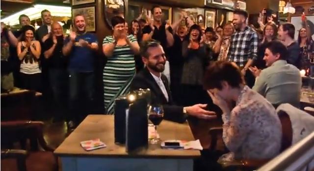 ΒΙΝΤΕΟ-Η πρόταση γάμου που δεν μπορείς να αρνηθείς