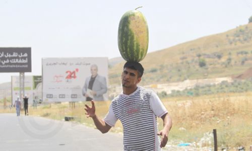 ΦΩΤΟ-Ο ζογκλέρ με τα καρπούζια